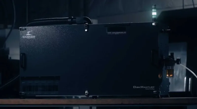 Дивіться, як машина для утилізації DiskMantler розбирає старі жорсткі диски, щоб витягти з них компоненти