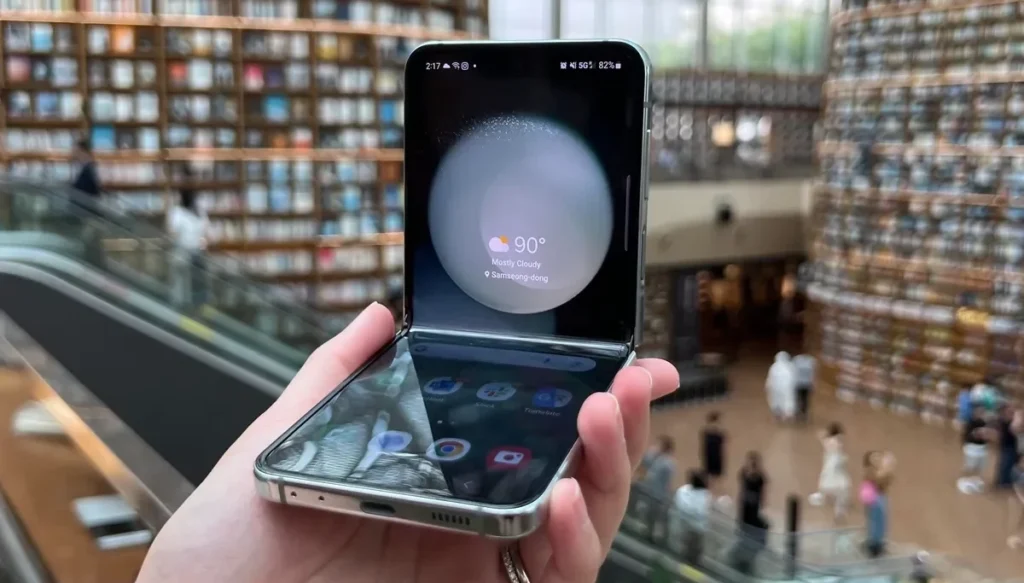 ТОП-5 найкращих смартфонів 2024 - Samsung Galaxy Flip 5