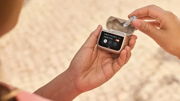 JBL представила нові бездротові навушники Tour Pro 3 з розумним зарядним кейсом