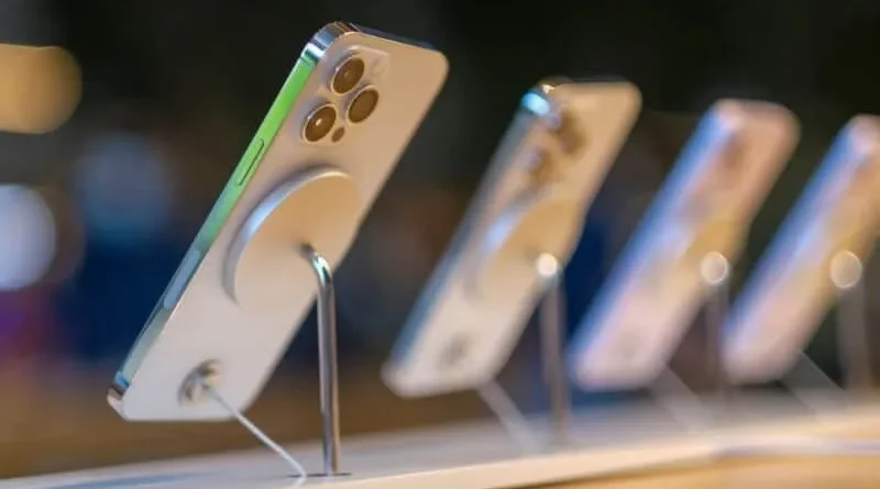 Продажі iPhone стрімко зростають — з Apple Intelligence чи без