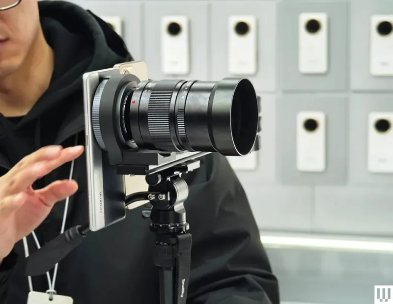 Смартфон Realme із дзеркальним об’єктивом