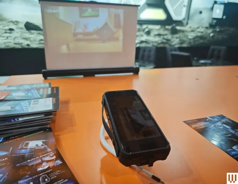 Смартфон-проєктор Oukitel з величезною батареєю