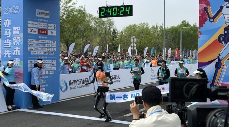 Унікальний півмарафон у Пекіні: як роботи змагалися з людьми та програвали