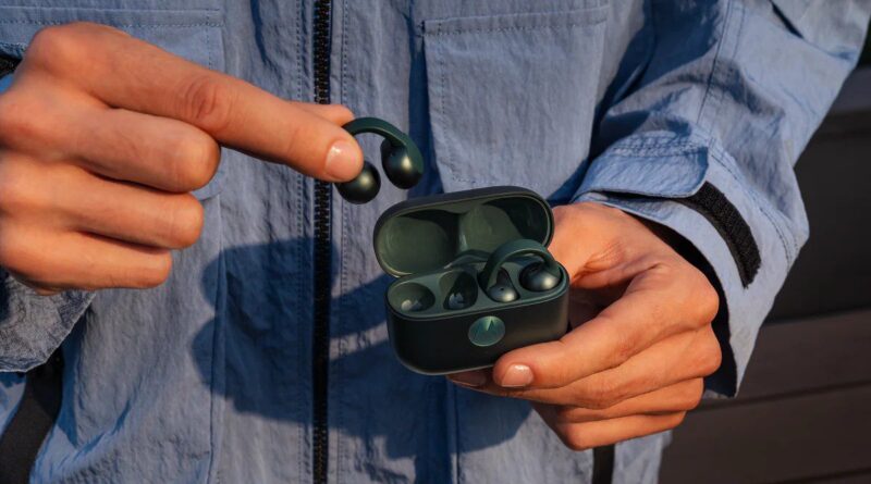 Moto Buds Loop: нові навушники Motorola, які носяться як прикраса