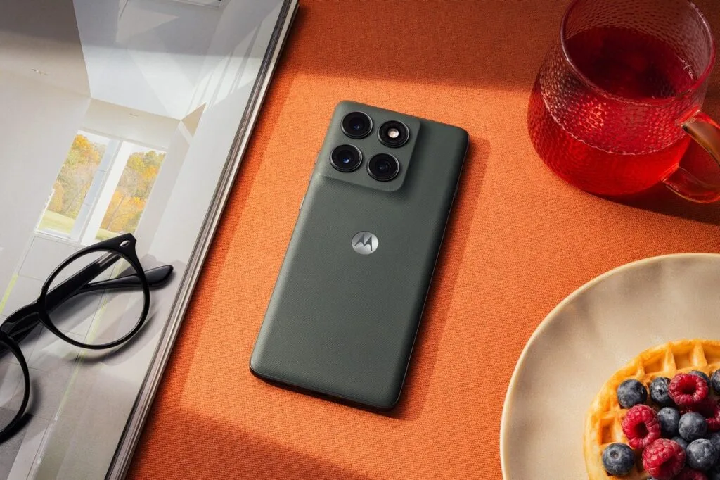 Motorola Edge 2025: новий смартфон з кнопкою ШІ, яскравим екраном і камерою з 3-кратним зумом