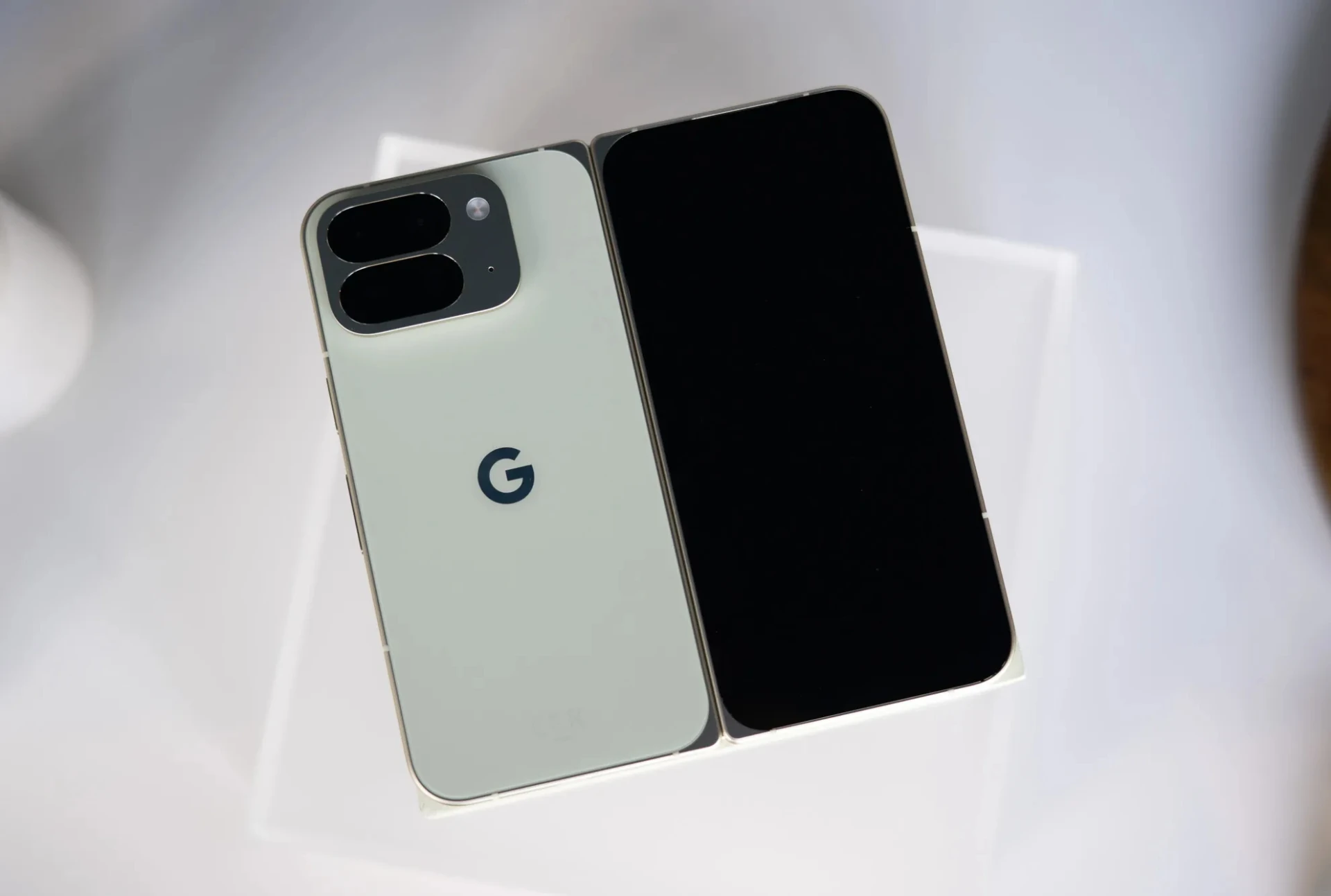 Google Pixel 10 Pro Fold: покращена пилостійкість IP68, Qi2 зарядка та оновлені камери