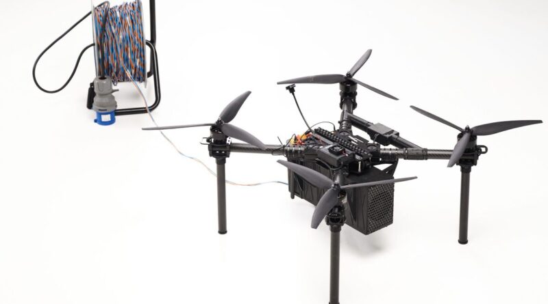 Українська DevDroids представила дрон «Рекрут» із дротовим живленням для НРК