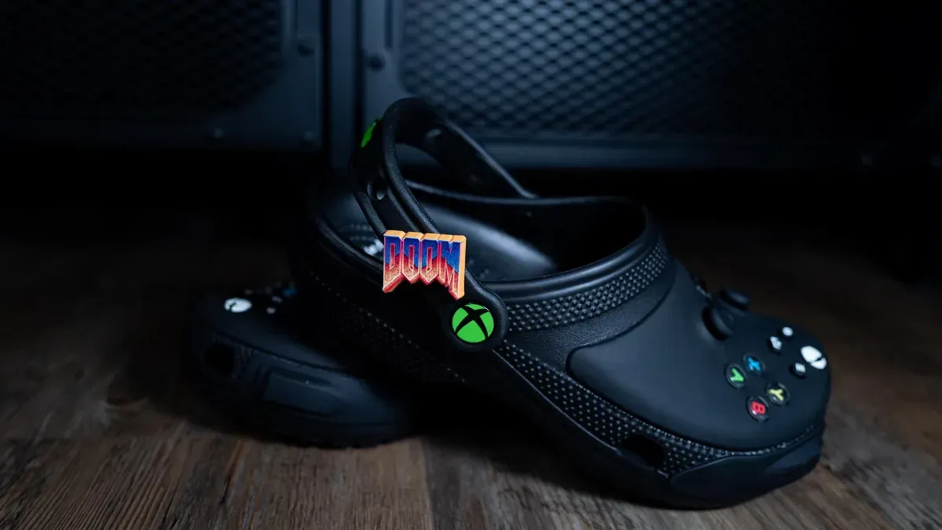 Xbox та Crocs випустили лімітовані сабо з кнопками контролера за $80