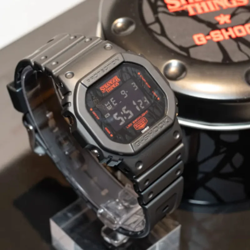 Casio анонсувала колаборацію зі «Дивними дивами»: Дві моделі (DW-5600, AQ-800) з дизайном «Вивороту» та ціною від $114