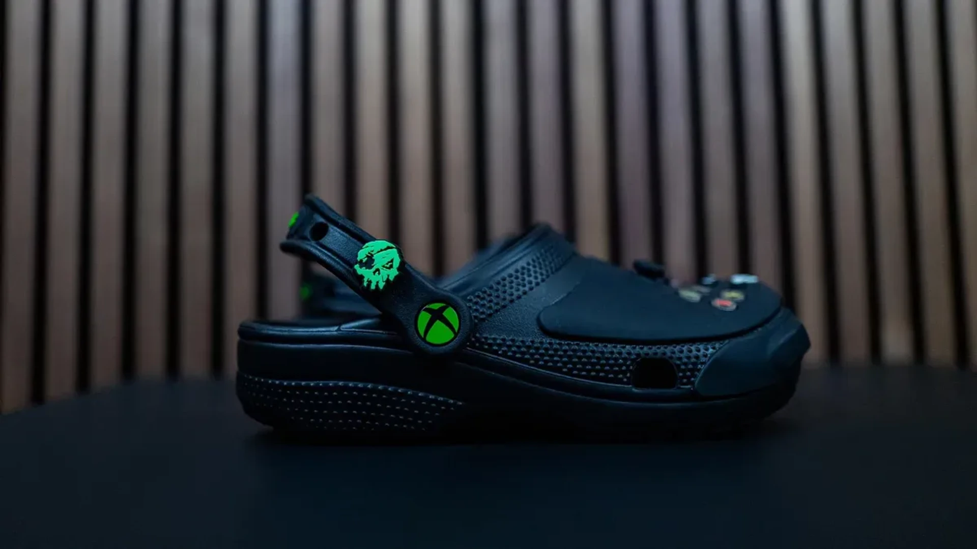 Xbox та Crocs випустили лімітовані сабо з кнопками контролера за $80