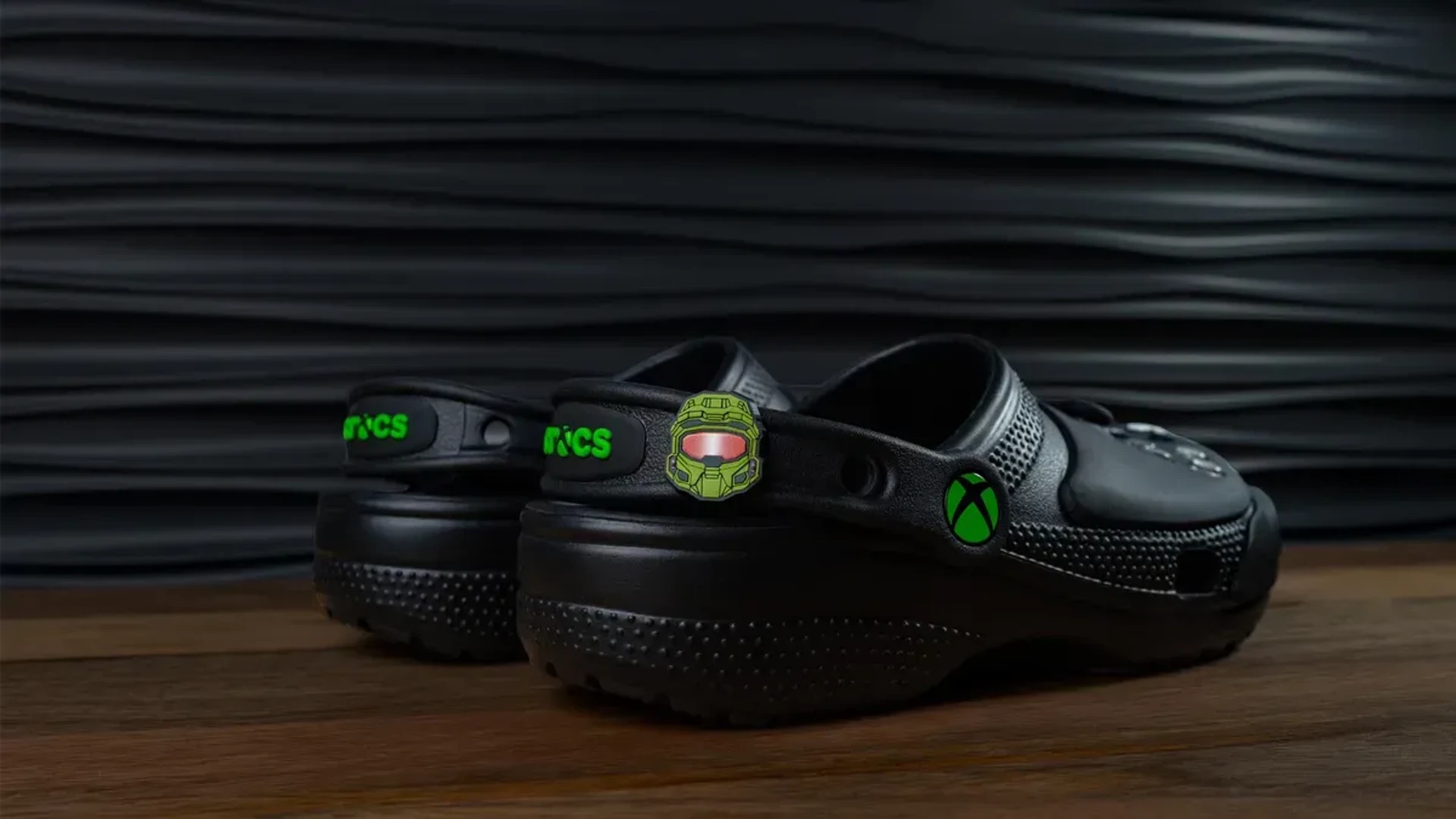 Xbox та Crocs випустили лімітовані сабо з кнопками контролера за $80