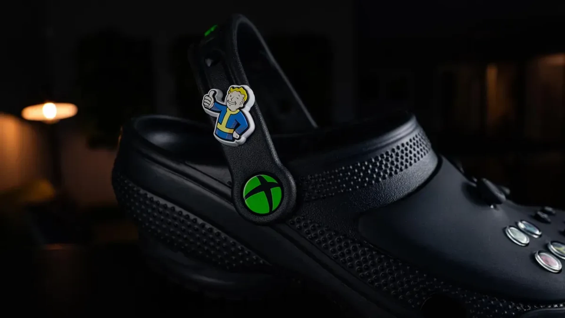 Xbox та Crocs випустили лімітовані сабо з кнопками контролера за $80
