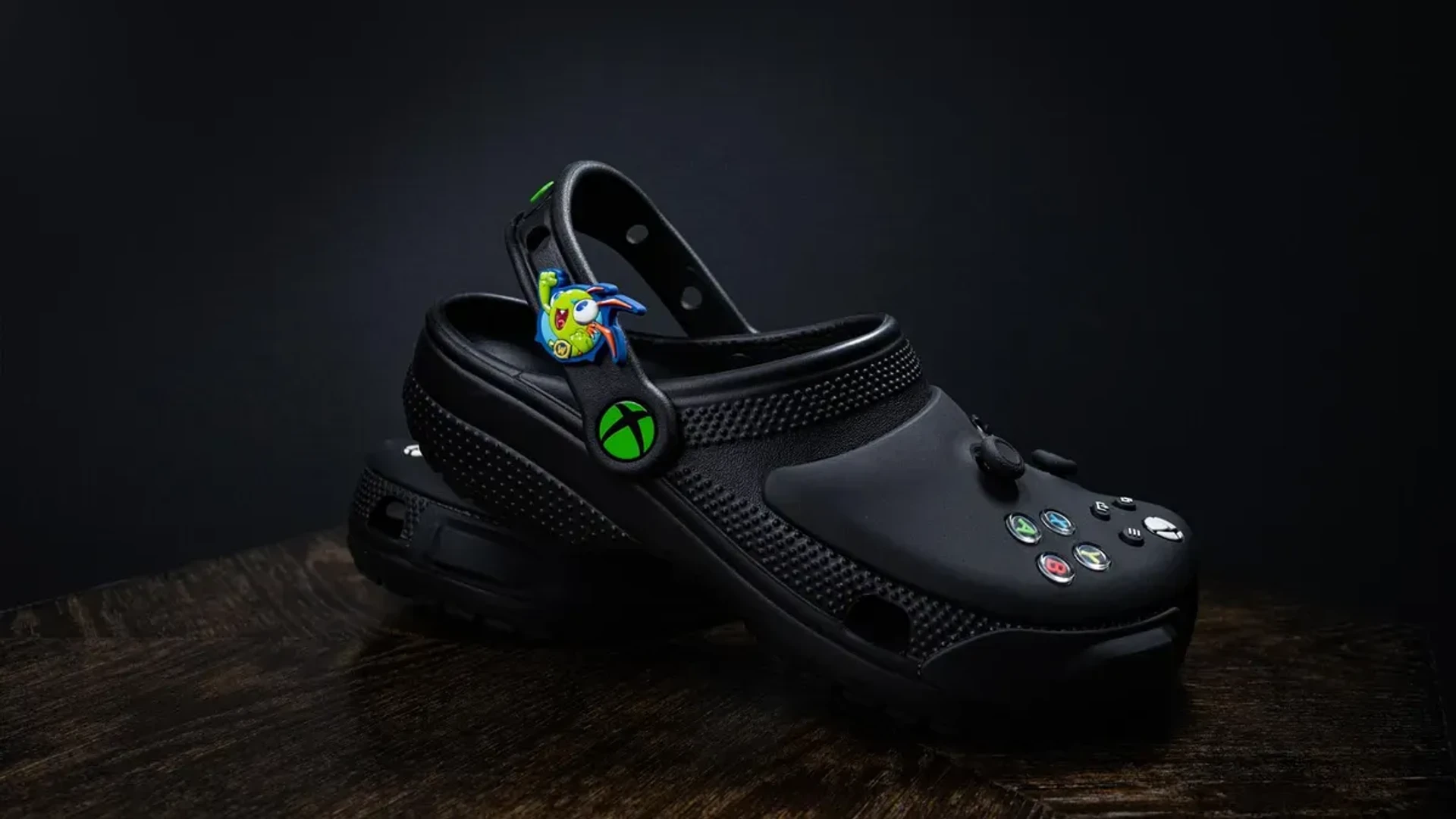 Xbox та Crocs випустили лімітовані сабо з кнопками контролера за $80