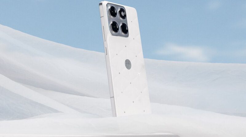Motorola офіційно представила Edge 70 Cloud Dancer: спеціальна версія з кристалами Swarovski та кольором 2026 року