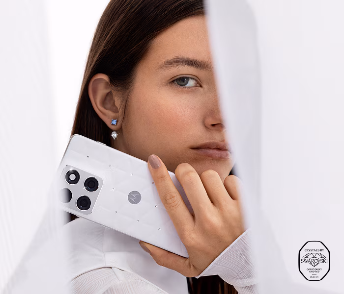 Motorola офіційно представила Edge 70 Cloud Dancer: спеціальна версія з кристалами Swarovski та кольором 2026 року
