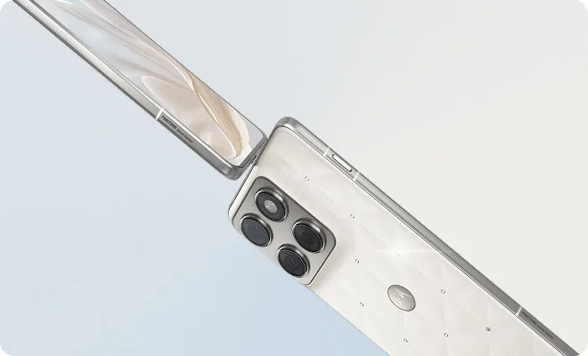 Motorola офіційно представила Edge 70 Cloud Dancer: спеціальна версія з кристалами Swarovski та кольором 2026 року