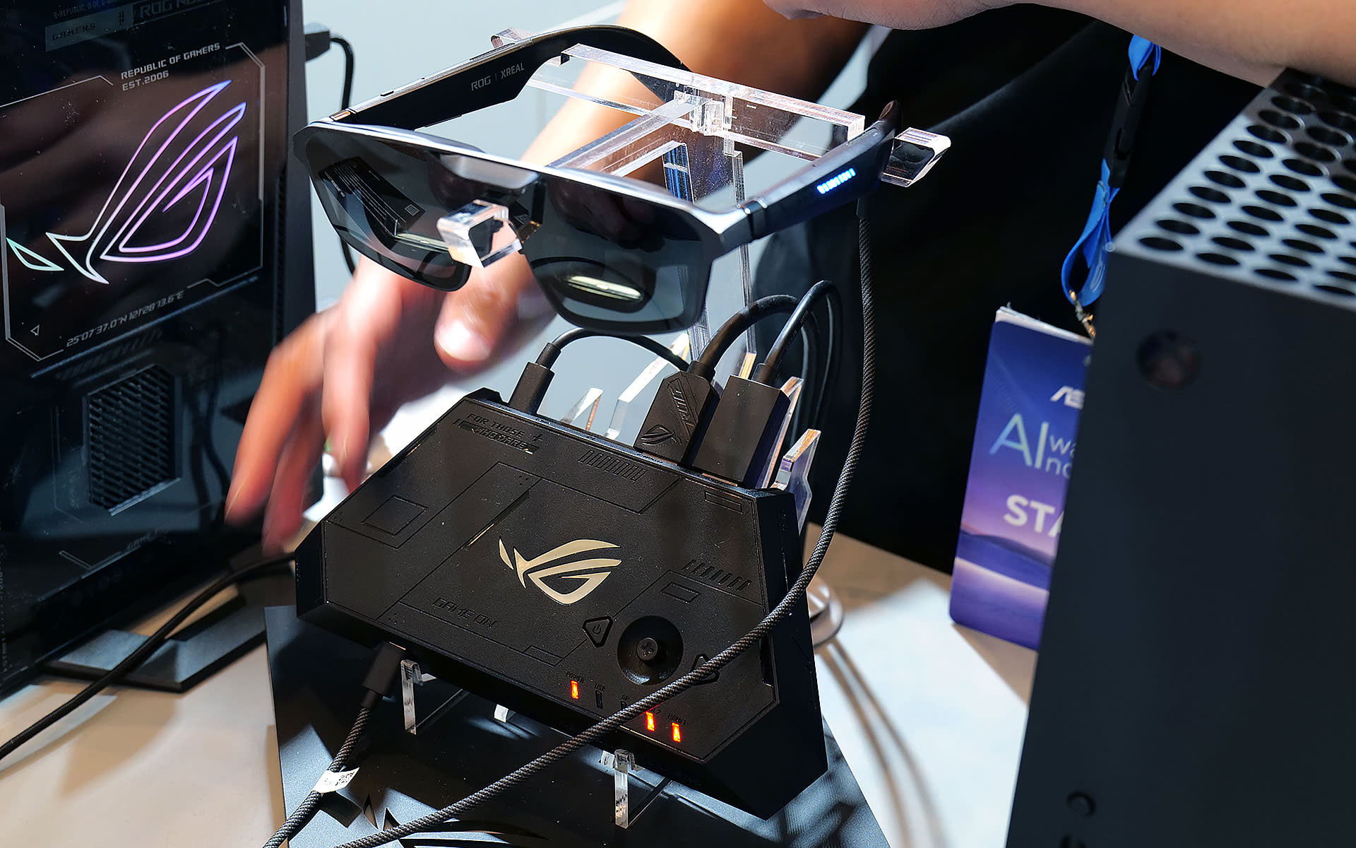 ASUS та XREAL створили ігрові смартокуляри ROG R1 з 240 Гц та доком для консолей