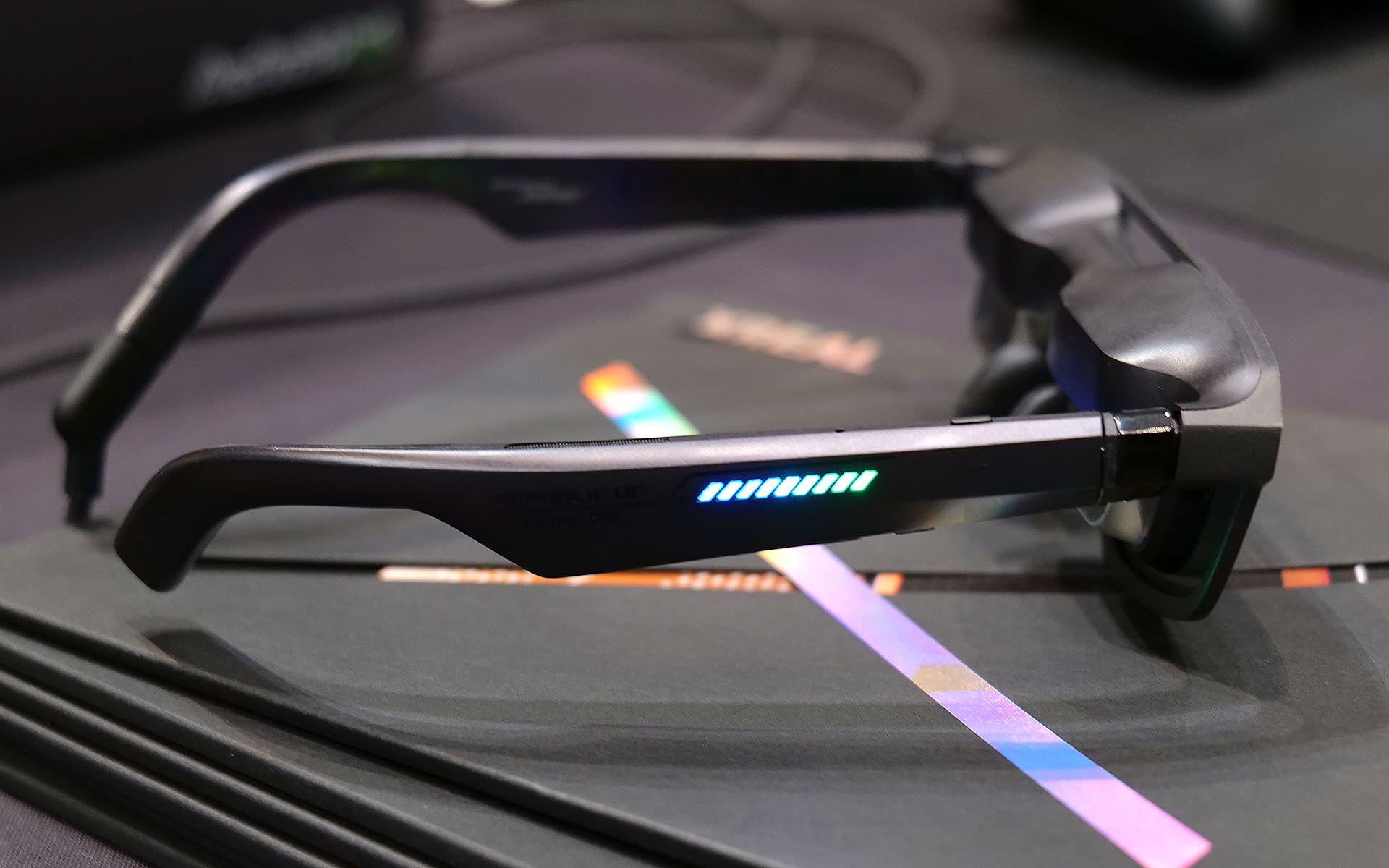 ASUS та XREAL створили ігрові смартокуляри ROG R1 з 240 Гц та доком для консолей