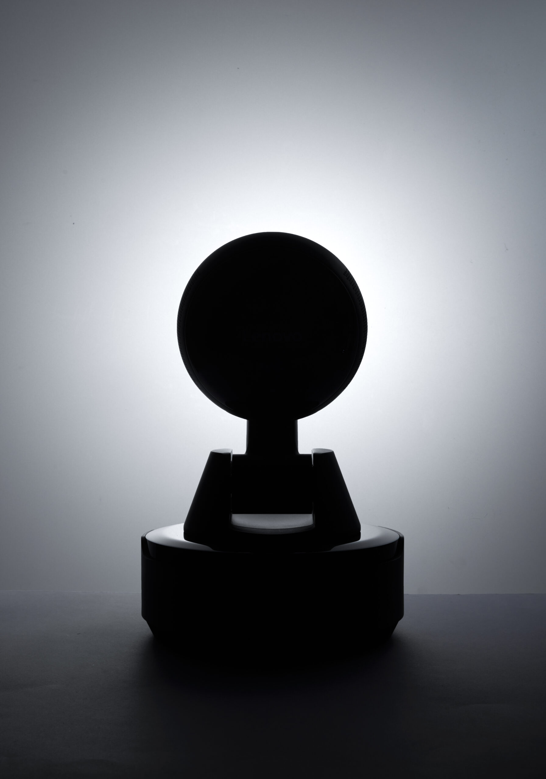 Lenovo представила настільного робота-помічника та ШІ-годинник для офісу на MWC 2026