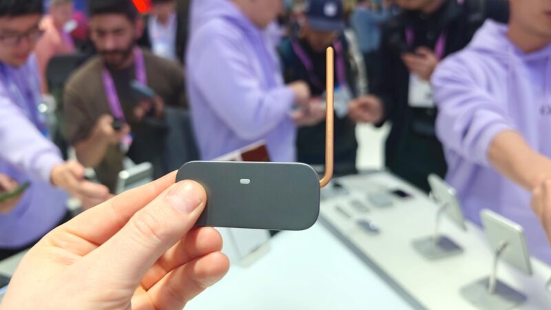 Tecno представила концепт модульного смартфона без порту зарядки та товщиною 4,9 мм