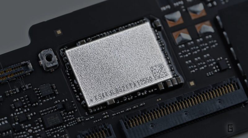 Китайський блогер встановив у MacBook Neo SSD на 1 ТБ замість базових 256 ГБ