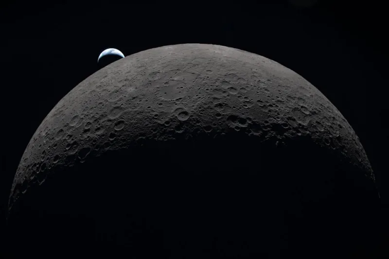 Artemis II зафіксувала захід Землі та два нові кратери на Місяці
