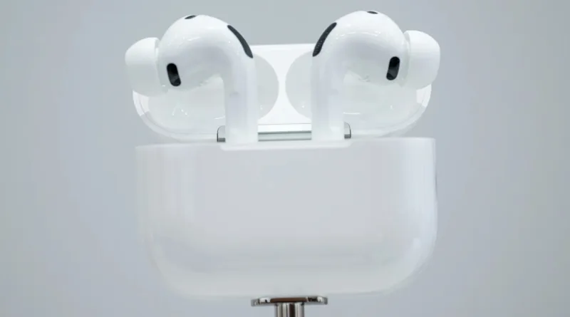 Apple завершує розробку AirPods із камерами та ШІ від Siri