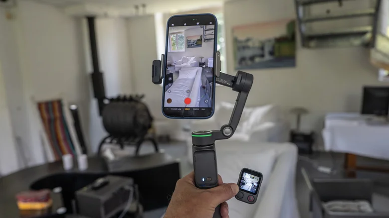DJI представила Osmo Mobile 8P: стабілізатор зі знімним пультом і екраном