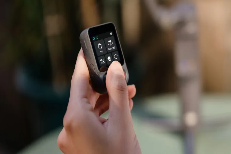 DJI представила Osmo Mobile 8P: стабілізатор зі знімним пультом і екраном
